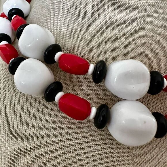Vintage Monet retro Beaded Necklace Red White Black - Picture 3 of 6